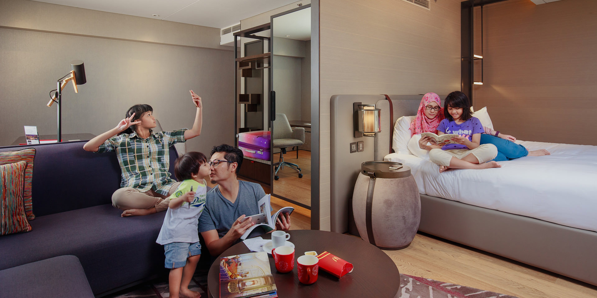 Family photo by Singapore based award-winning commercial photographer. Specializes in a variety of commercial work ranging from portrait, food and interior photography.